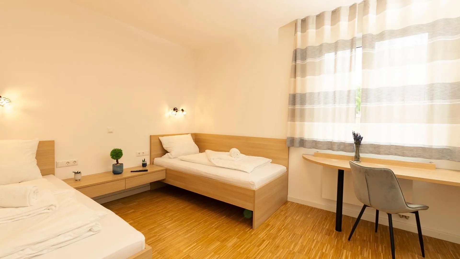 Henrys Sleeping Am Augsburger Eiskanal ホステル アウグスブルク